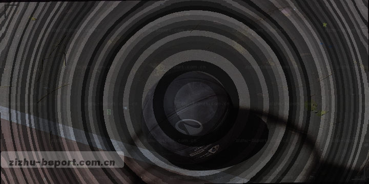 记分板亮着红蓝比分，主队领先3分，计时器还有最后40秒。