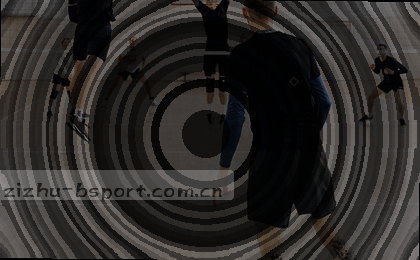 红蓝球员拼抢瞬间,比分牌滚动更新。
